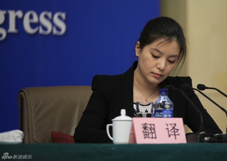 兩會美女翻譯吸引眼球 知性低調(diào)有內(nèi)涵 - 青島新聞網(wǎng)